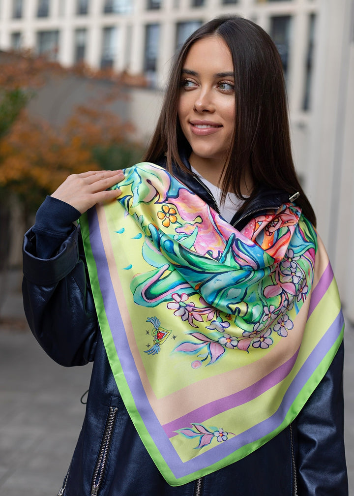 Damen Halstuch aus reiner Seide, stilvoll über die Schultern drapiert, betont Stil und Helligkeit von Iryna Feinblatt