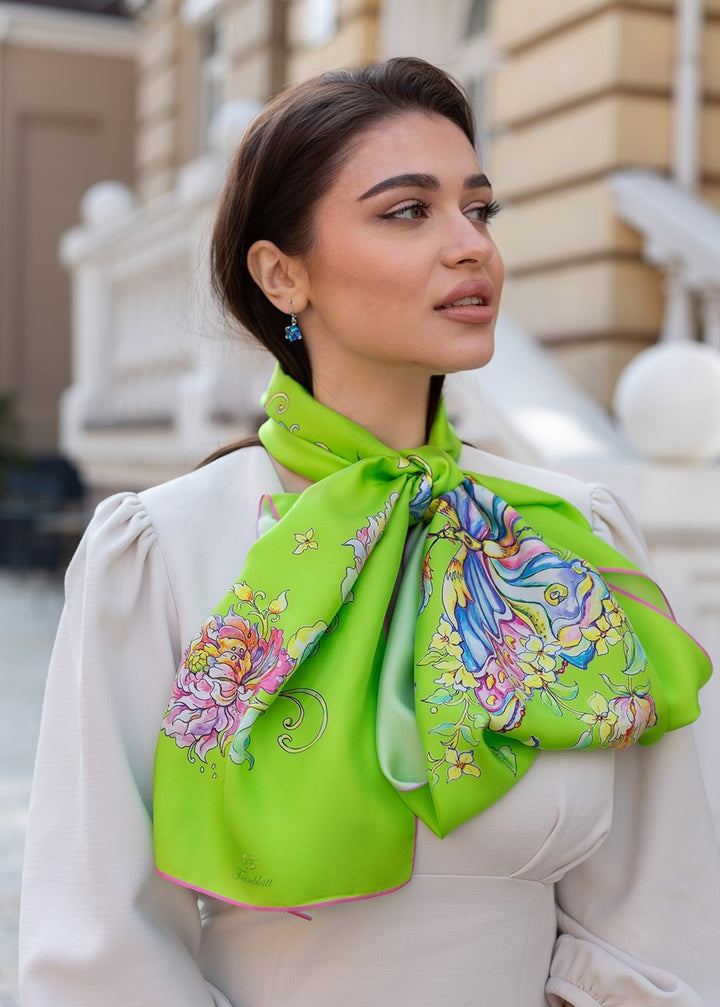 Designer-Seidenschal mit Schmetterlingsmotiv  hellgrüner Seidenschal, als Schleife am Hals einer Frau in einem hellen Kleid gebunden, Feinblatt Design.