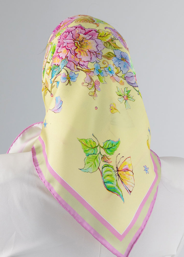 Gelbes Designer-Seidentuch Zauberwald Morgen  florales Motiv mit rosa Blumen und Schmetterling