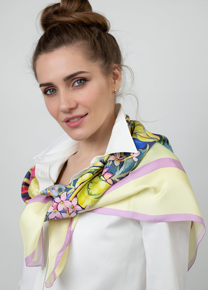 Designer Seidentuch „Zauberwald Morgen“ 90×90 cm – luxuriöses Seidentuch aus 100 % Twill-Seide, getragen über den Schultern mit floralen Mustern und Naturmotiven – Feinblatt