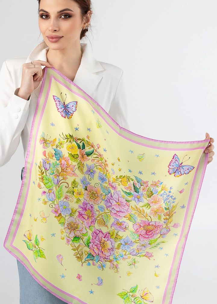 Frau zeigt Designer-Seidenschal Herz aus Blumen in Gelb mit Schmetterlingen,Iryna Feinblatt Design