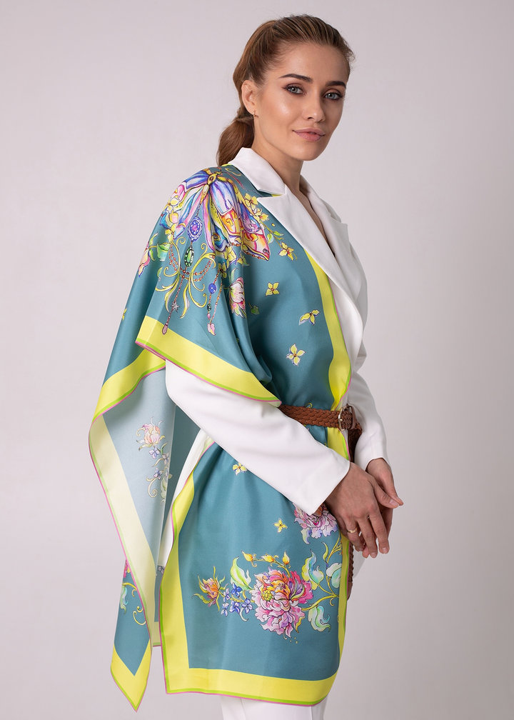 Designer Seidenschal „Emerald Butterfly“ in Smaragdgrün – luxuriöses Seidentuch aus Twill-Seide, nach der Originalkunst von Iryna Feinblatt gedruckt. Florales und Schmetterlingsmotiv in eleganter Farbharmonie.