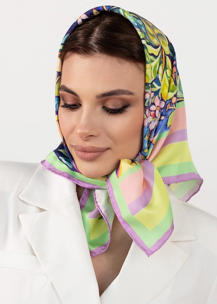 Designer Seidentuch Zauberwald Morgen 65×65 aus Twill-Seide  luxuriöses Seidentuch mit floralen Motiven.