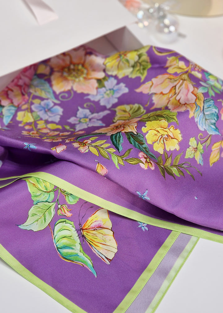 Detailaufnahme Designer-Seidenschal Blue Violet – luxuriöser Schal aus 100 % Twill-Seide, brillante Farben und langlebiger Druck