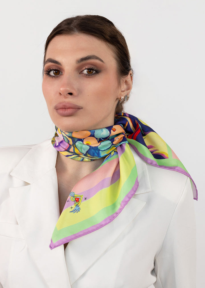 Frau trägt Designer Seidentuch Zauberwald Morgen 65×65 cm aus Twill-Seide, um den Hals gebunden, mit Blumenmotiv, Pastellrand und fliegendem Herz