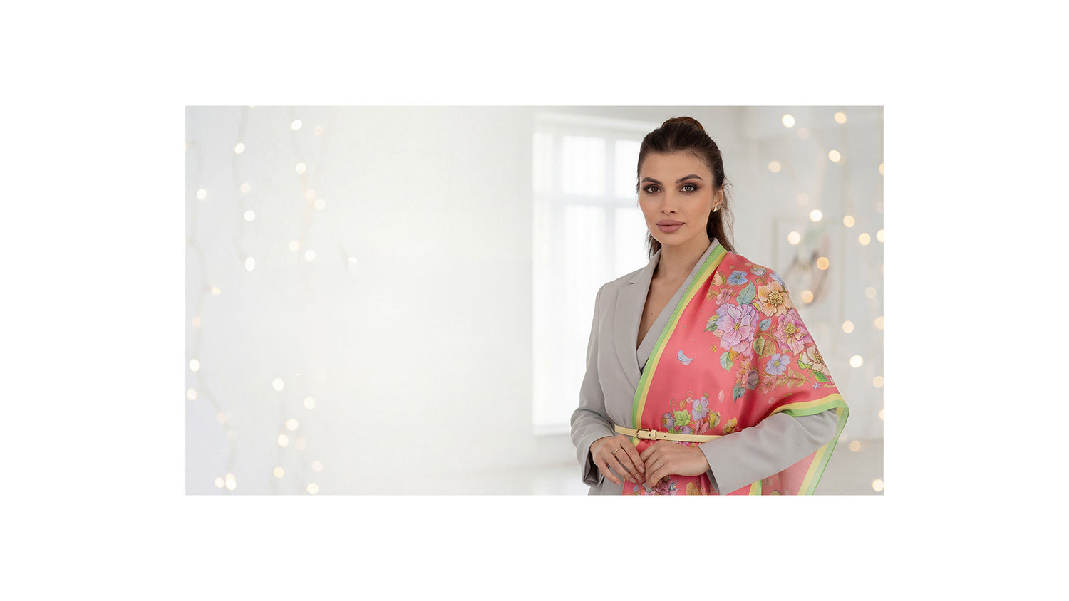 Frau trägt ein florales Seidentuch von Iryna Feinblatt