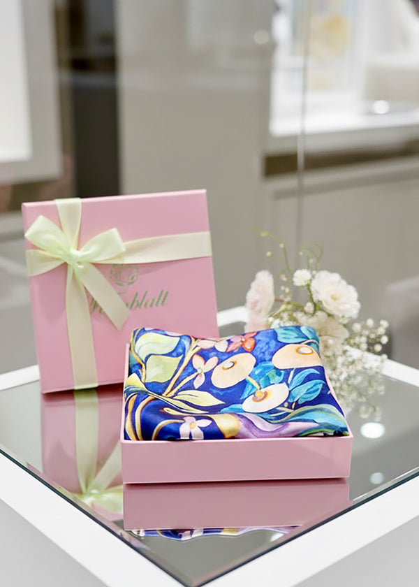 Designer Seidentuch Sommergarten Violett Herzen in eleganter Geschenkbox – Feinblatt Design
