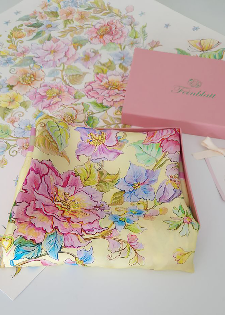 Handgemaltes Designer Seidentuch mit farbenfrohem Blumenmuster in zartem Gelb
