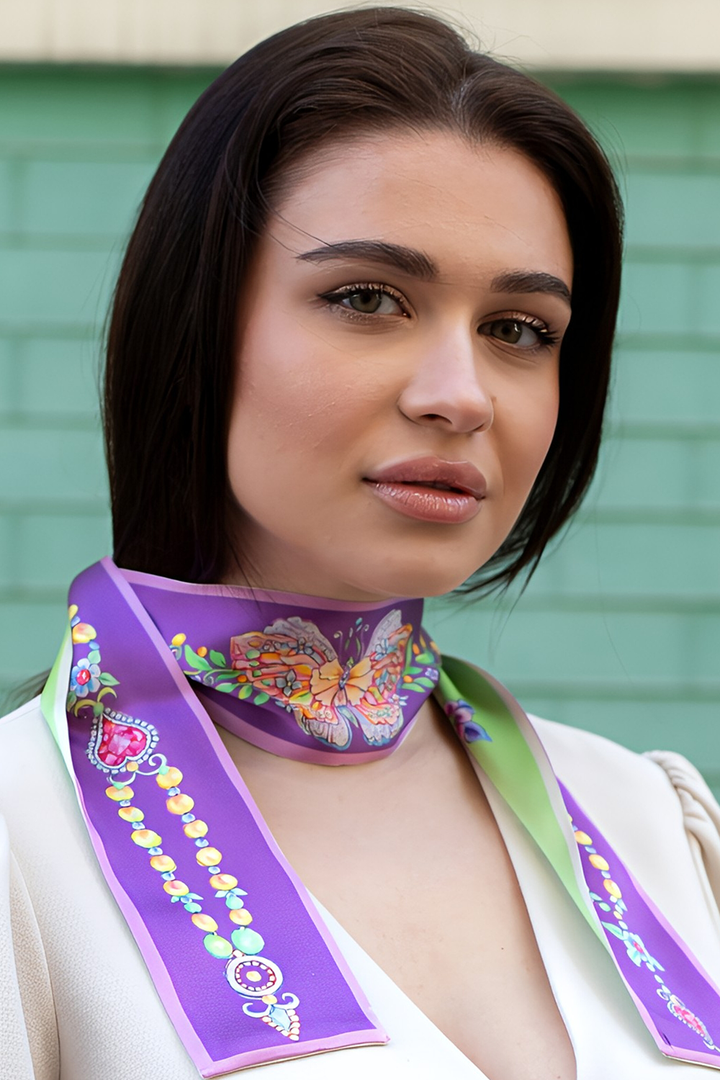 Junge Frau trägt kleinen Designer-Seidenschal in Lila und Mintgrün mit Schmetterlings- und Blumenmotiv – Feinblatt®