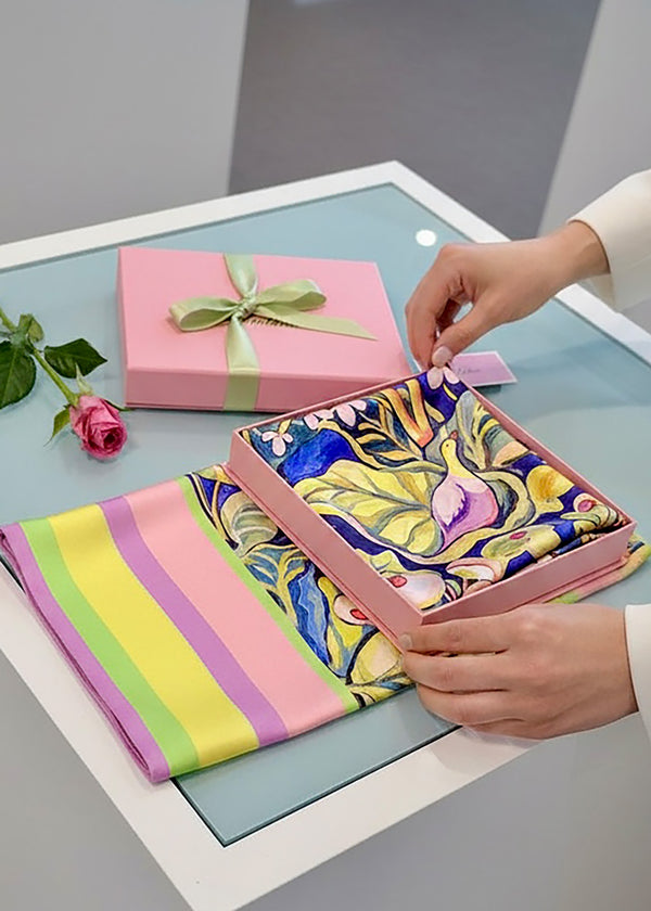 Geschenkidee für Frauen, Designer Seidentuch Zauberwald Morgen in rosa Geschenkbox, exklusiv von Iryna Feinblatt.