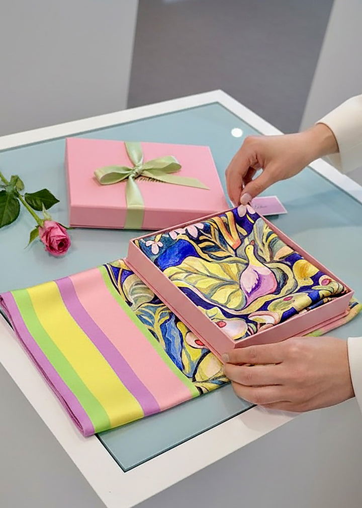 Geschenkidee für Frauen, Designer Seidentuch Zauberwald Morgen in rosa Geschenkbox, exklusiv von Iryna Feinblatt.
