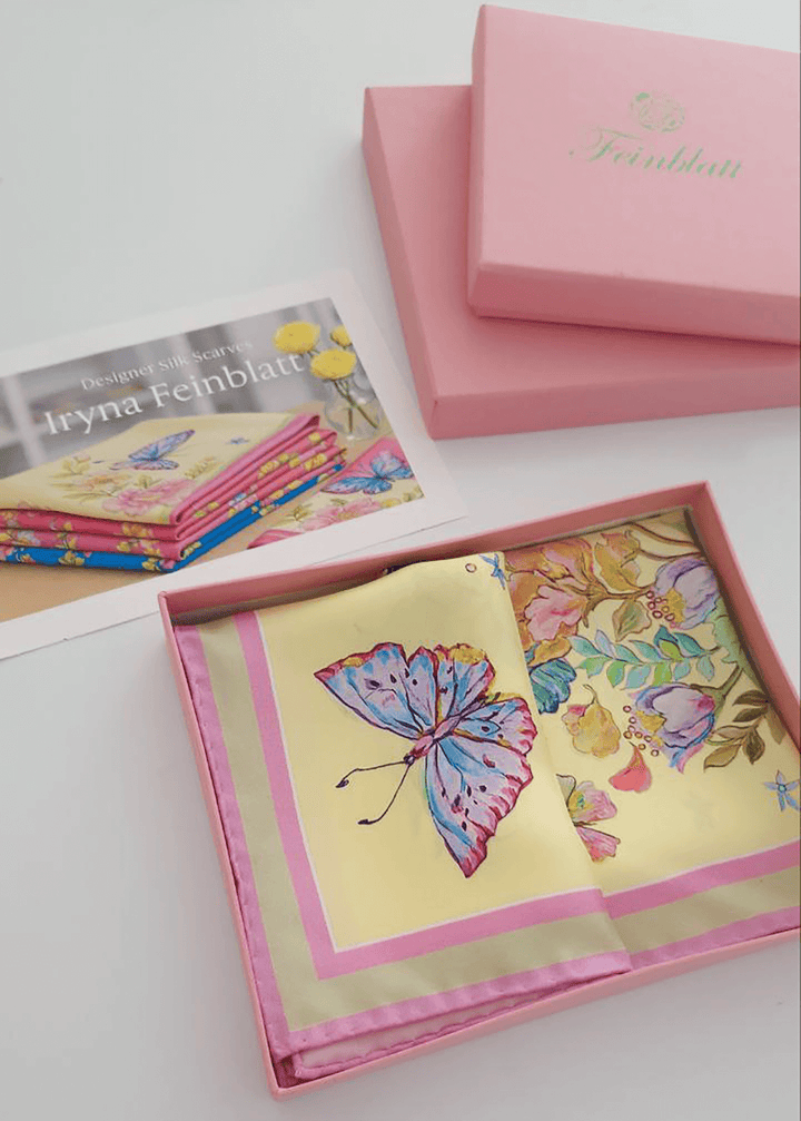 Gelbes Seidentuch mit Schmetterling und Blumen in Geschenkbox mit Markenkarte von Iryna Feinblatt, luxuriös verpackt