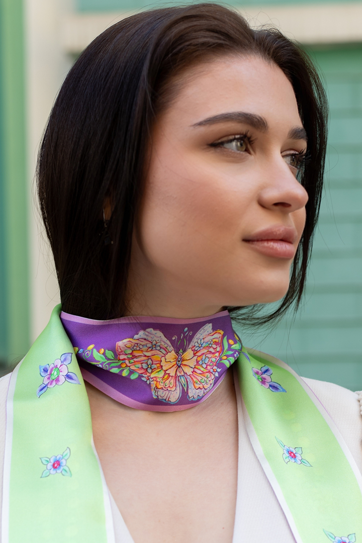 Eleganter Seidenschal in Lila und Grün mit Schmetterling und floralen Details – getragen von einer Frau, Feinblatt®