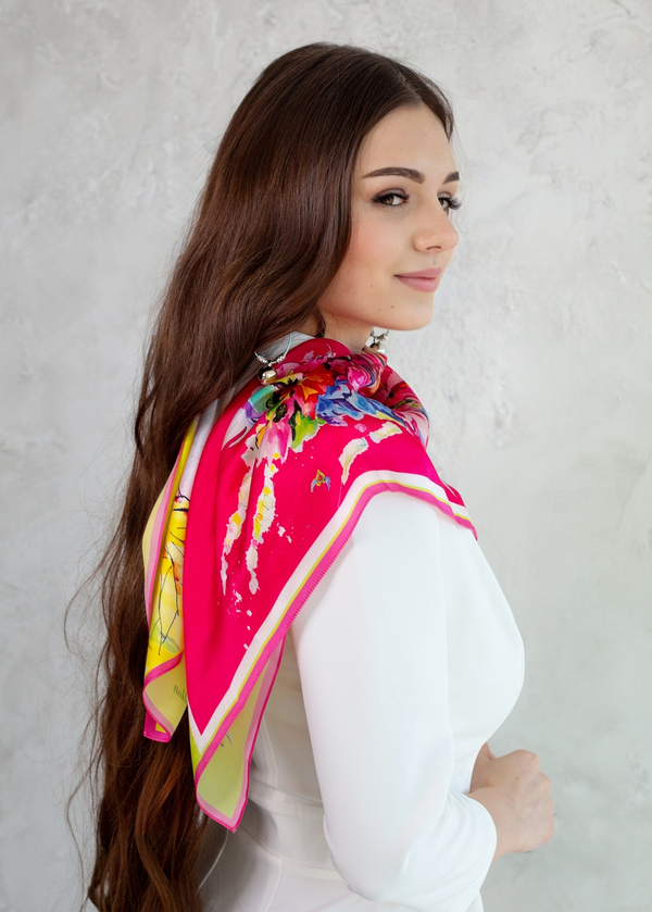 Moderner Schal aus reiner Seide mit Blumen von Iryna Feinblatt 