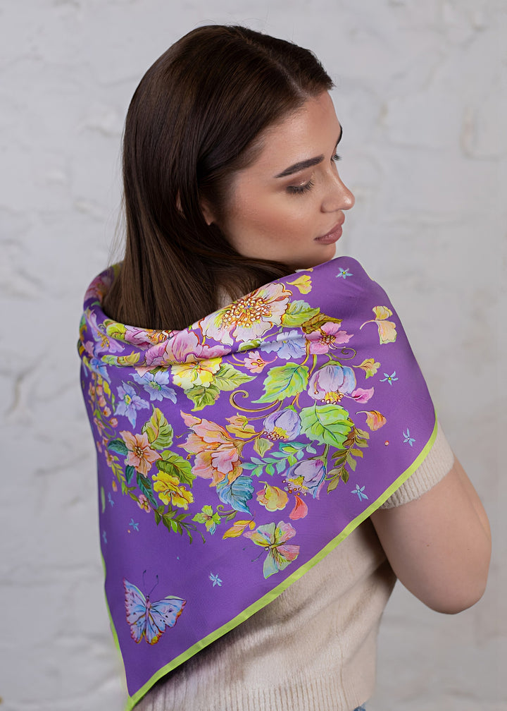 Rückansicht Designer-Seidenschal Blue Violet 65×65 – florales Exklusivdesign mit Schmetterlingen, hochwertiger Druck auf Twill-Seide