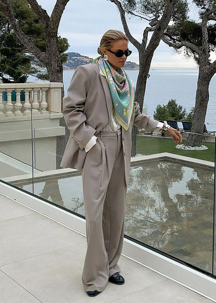 Eleganter Business-Look mit Seidenschal von Feinblatt in Mintgrün mit floralem Muster, kombiniert mit einem Anzug.