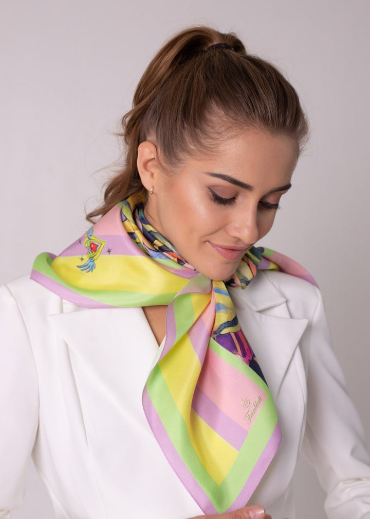Seidentuch Morgen Lavendel 90×90 aus Twill-Seide – elegant als Halstuch getragen, exklusives Designer-Accessoire von Iryna Feinblatt.