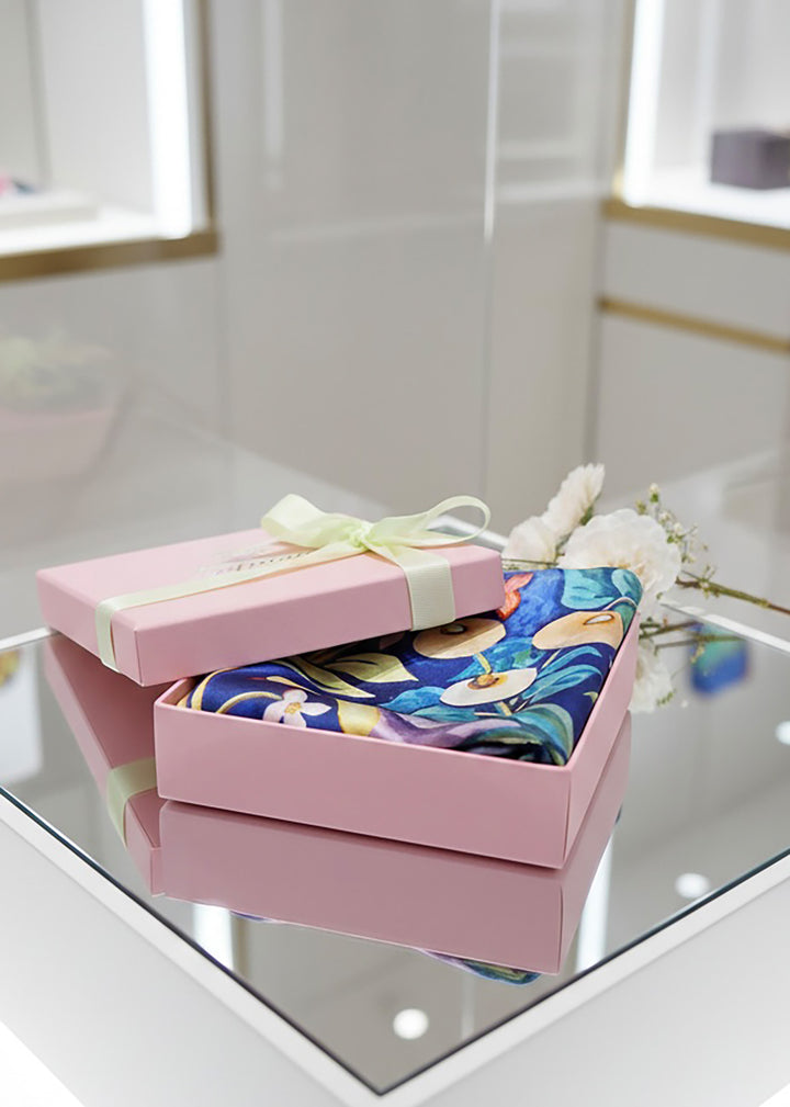 Offene Geschenkbox mit Designer-Seidentuch Sommergarten, hochwertige Geschenkverpackung mit Blumen.