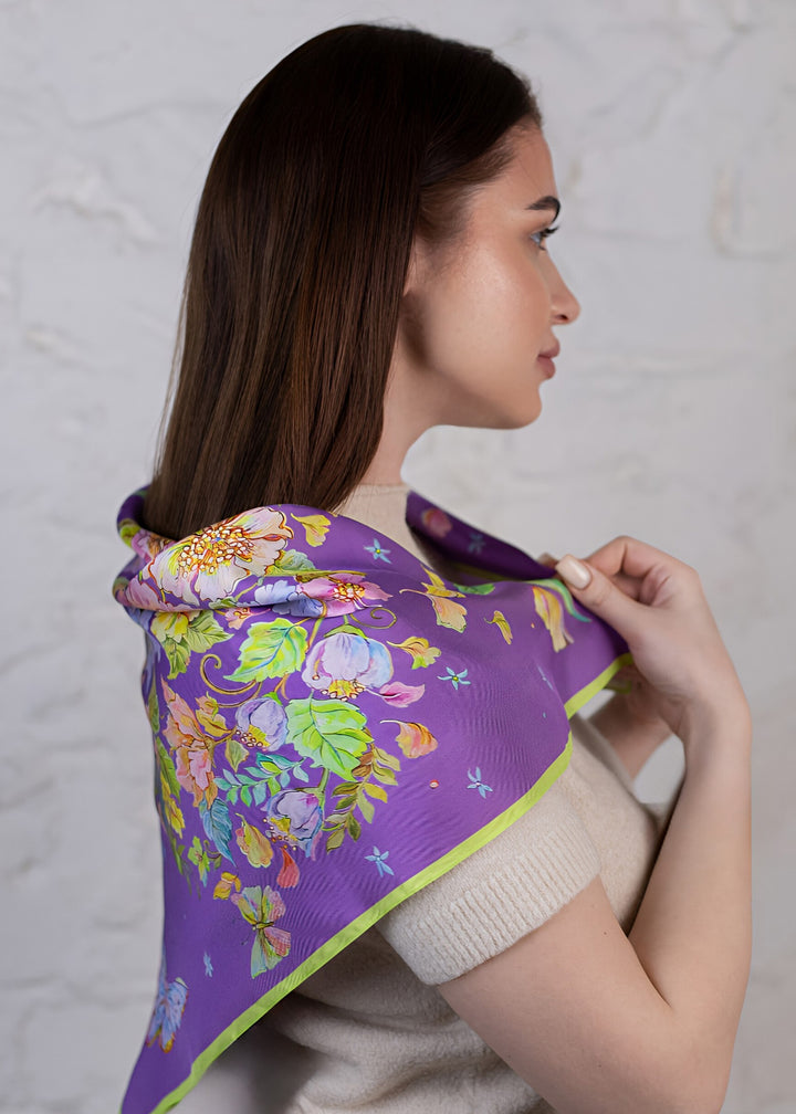 Seitenansicht Designer-Seidenschal Blue Violet 65×65 aus 100 % Twill-Seide  exklusives Blumendesign mit Schmetterlingen, elegantes Damenaccessoire von Feinblatt