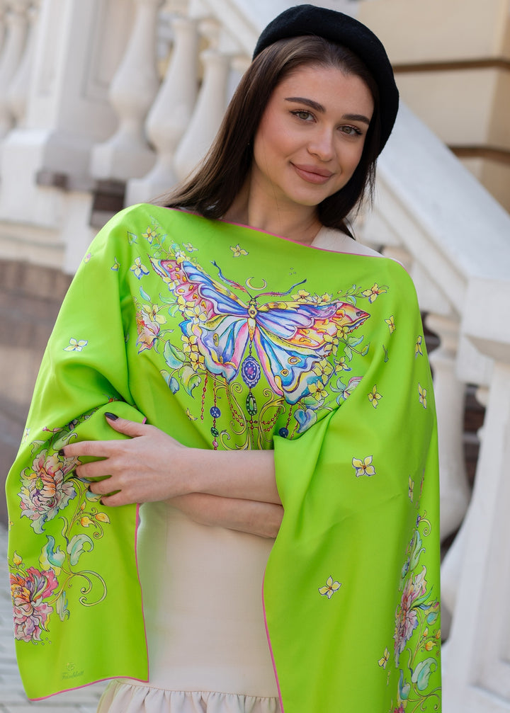 Designer Seidenschal mit Schmetterlingsmotiv in frischem Grün – luxuriöses Seidentuch mit floralen Details und Ornamenten, Symbol für Freiheit und Eleganz – Feinblatt