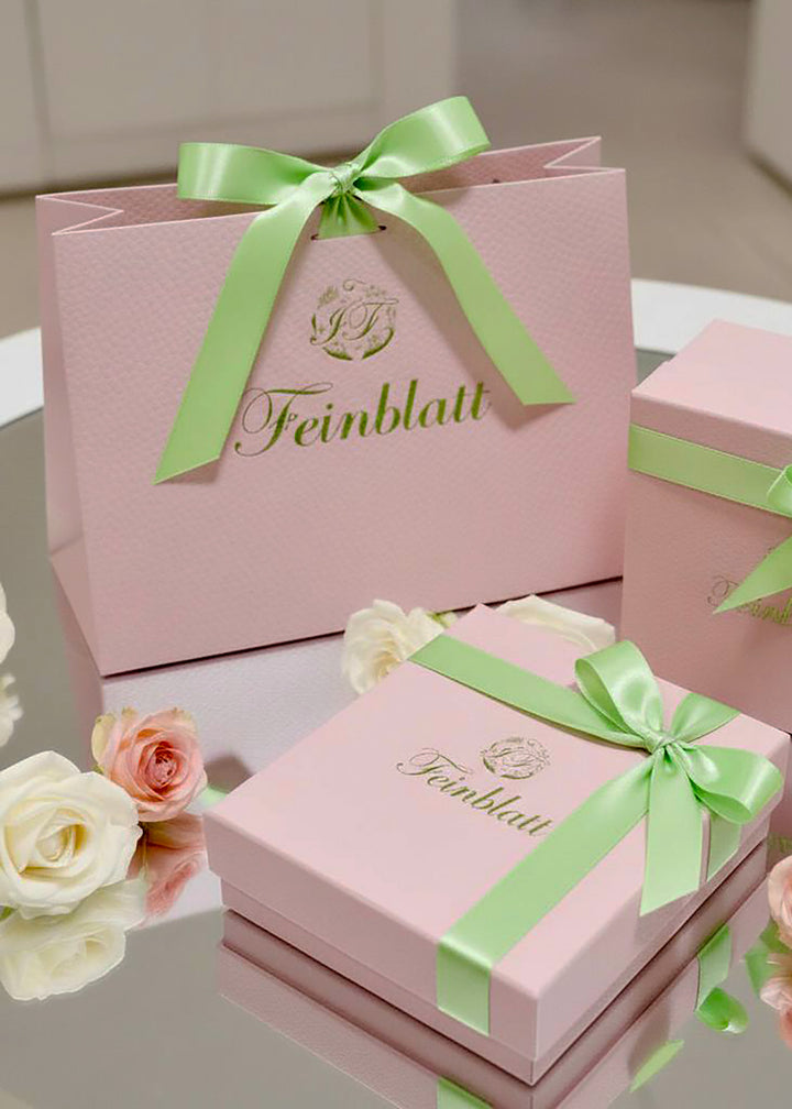 Geschenk fuer Frauen Seidenschal Schmetterling  elegante Geschenkbox für Designer-Seidenschal von Iryna Feinblatt, stilvolle Verpackung in zarten Farben, ideal als hochwertiges Geschenk für Frauen