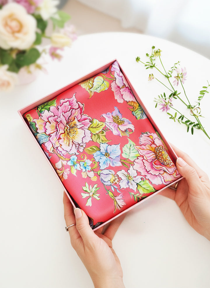 Luxus Seidenschal  Herz aus Blumen in Geschenkbox  reine Twill-Seide in Korallenrosa, Design von Iryna Feinblatt